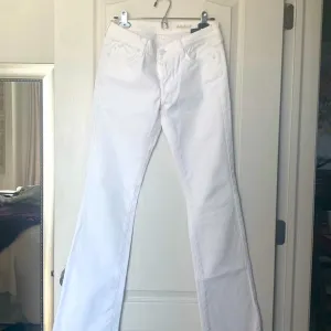 7 For All Mankind White Denim Jeans, Boot Cut size 28 Never Worn Like New!
