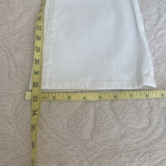 7 For All Mankind White Denim Jeans, Boot Cut size 28 Never Worn Like New!