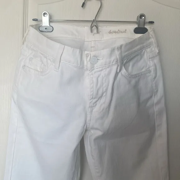 7 For All Mankind White Denim Jeans, Boot Cut size 28 Never Worn Like New!