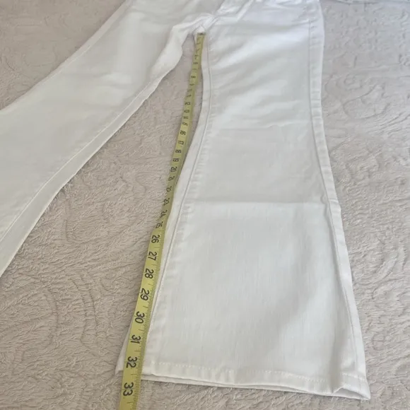 7 For All Mankind White Denim Jeans, Boot Cut size 28 Never Worn Like New!