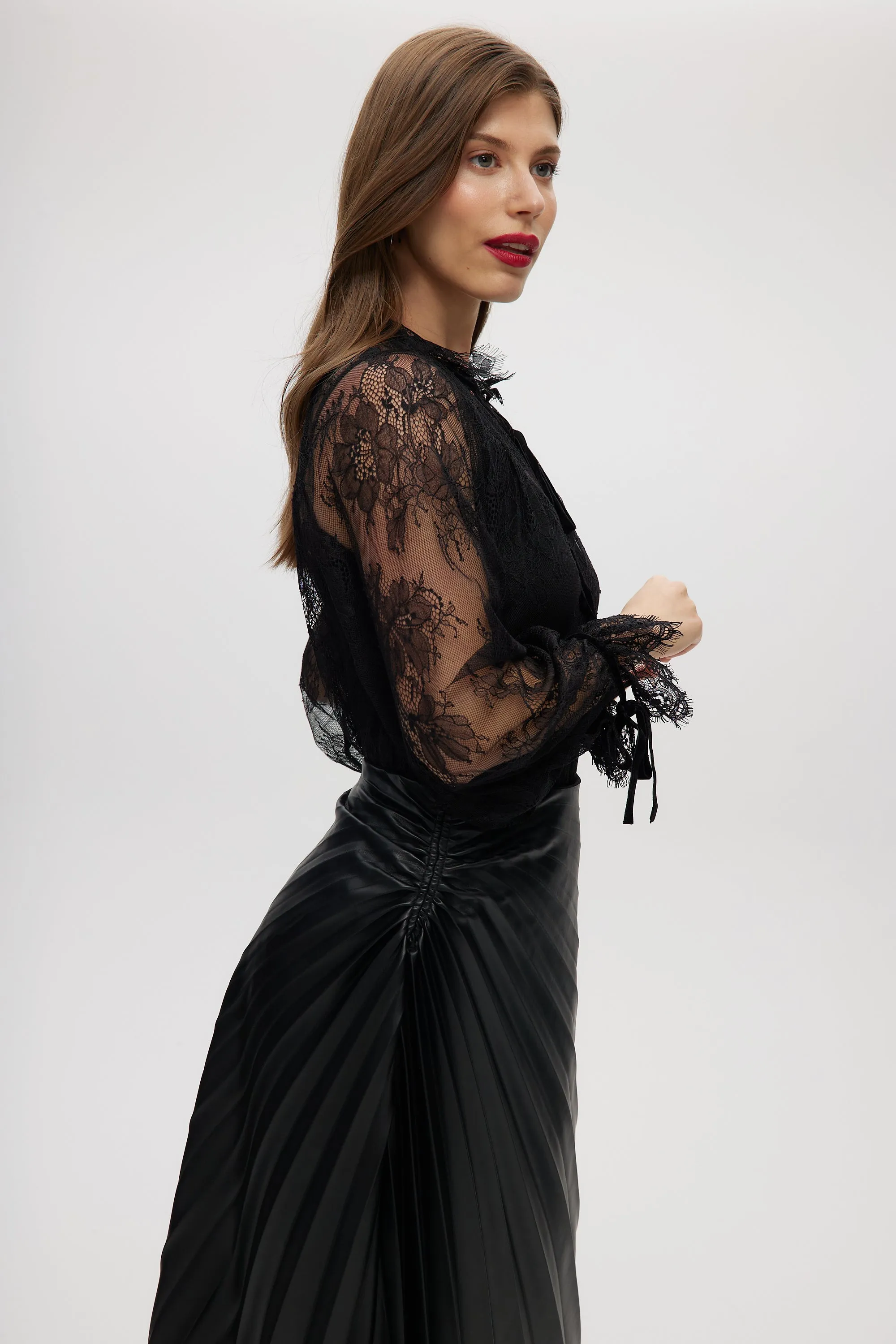 BLACK HIGH-WAISTED VEGAN LEATHER PLEATED SKIRT