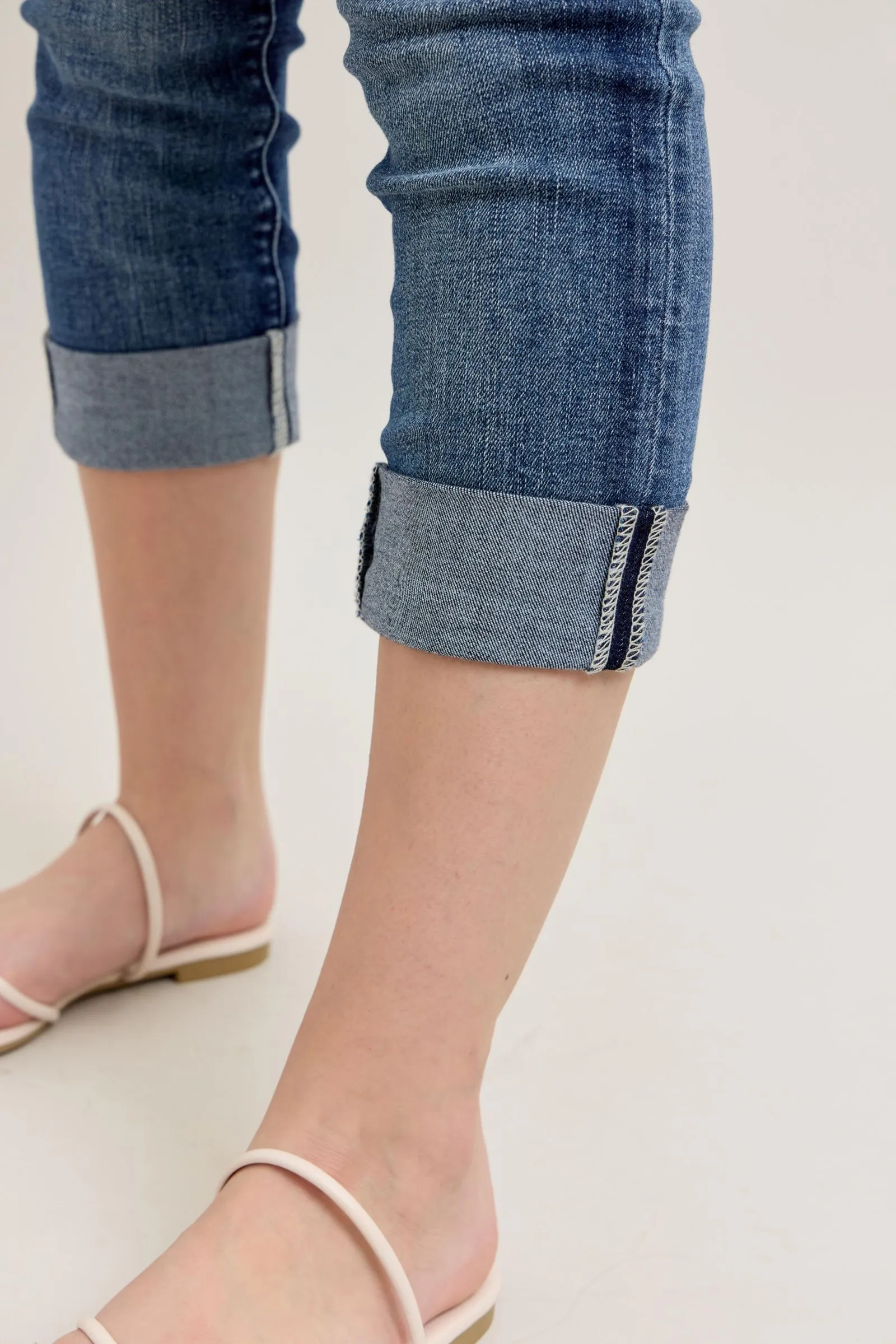 JUDY BLUE JESSIE MID RISE CUFFED CAPRI