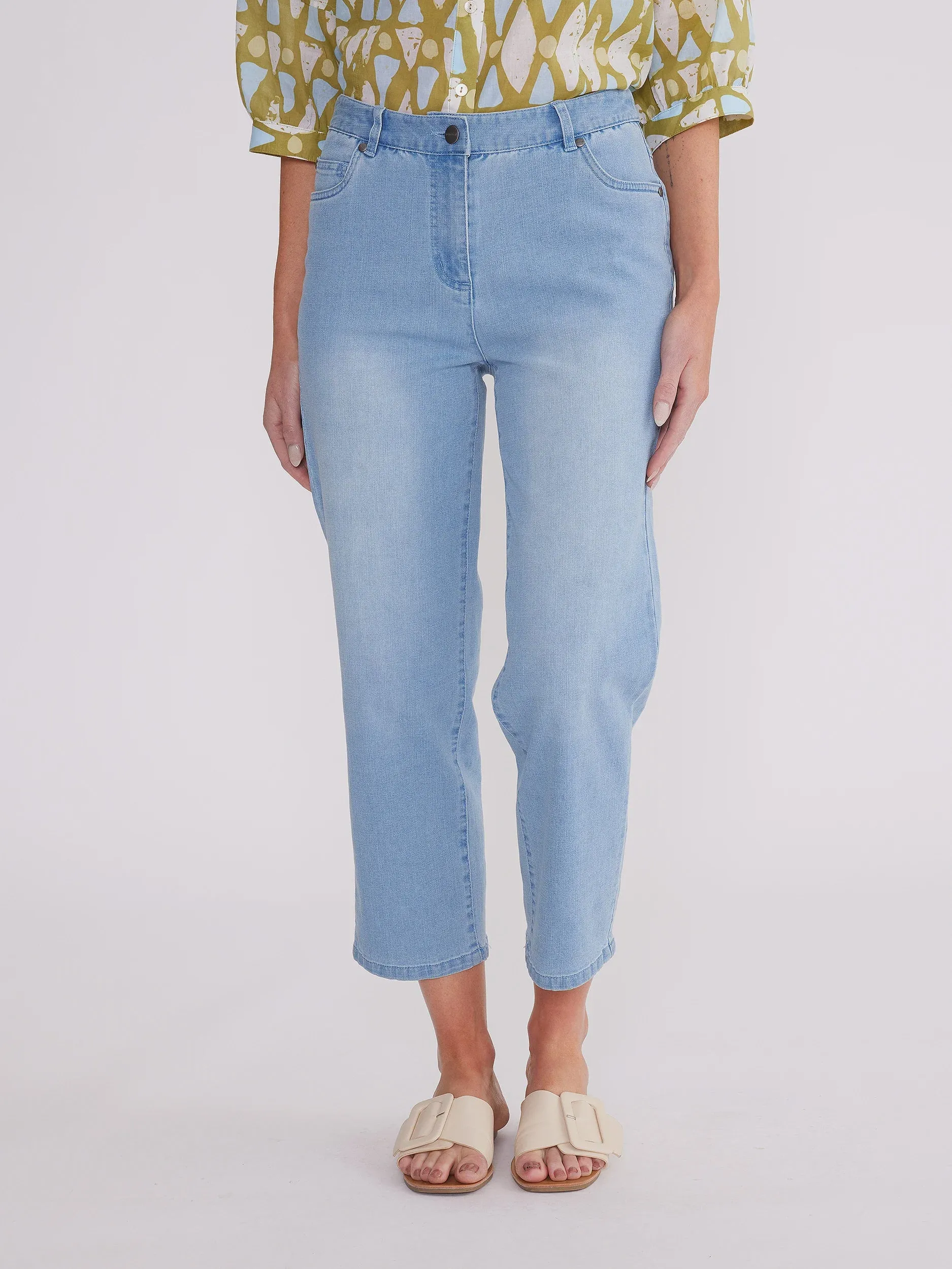 Light Wash Cropped Jean (YT24S8894)