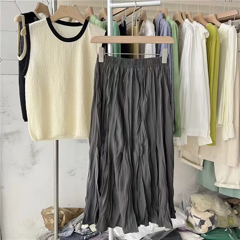 Mid-length pleated skirt