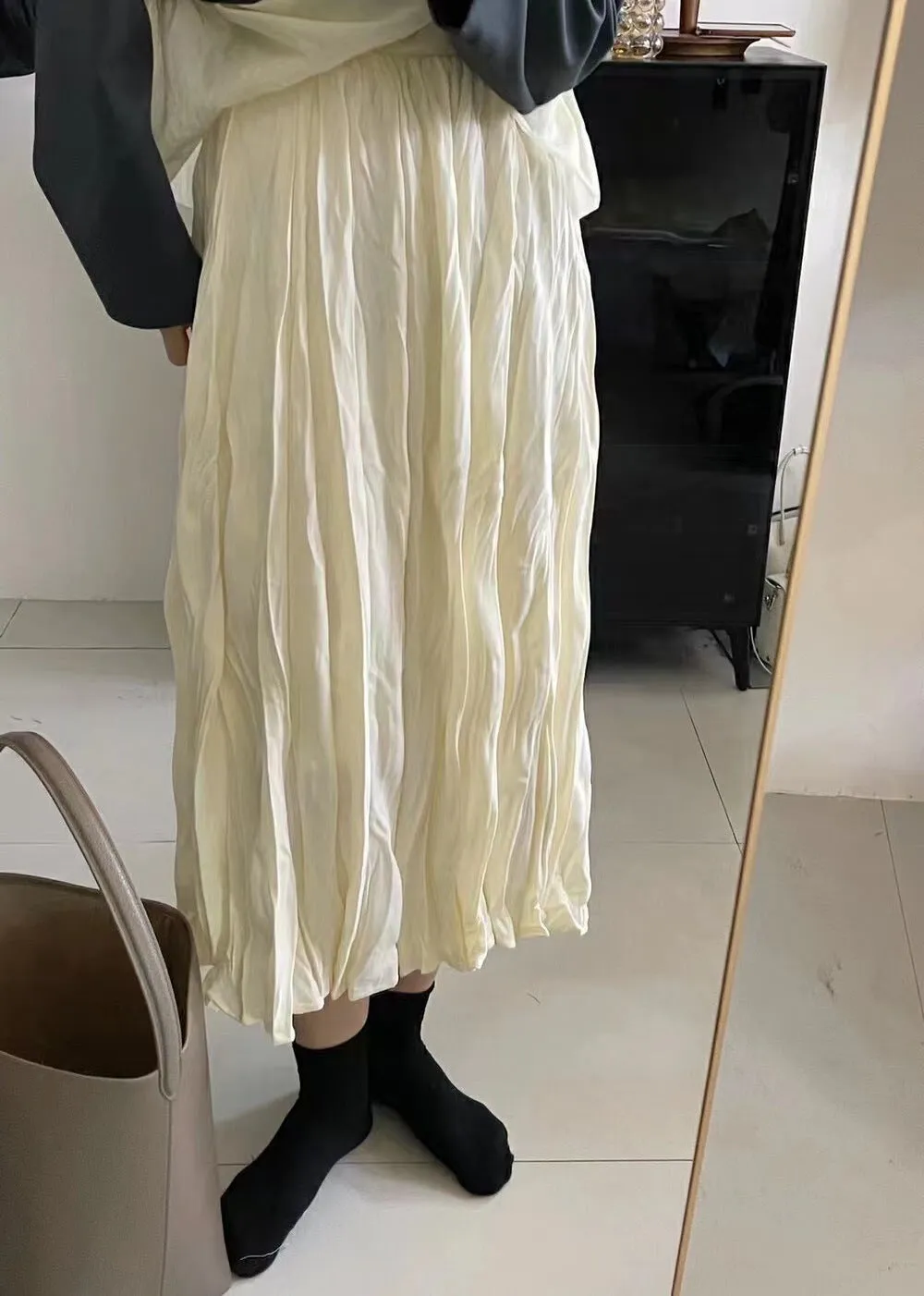 Mid-length pleated skirt