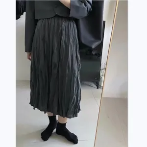 Mid-length pleated skirt