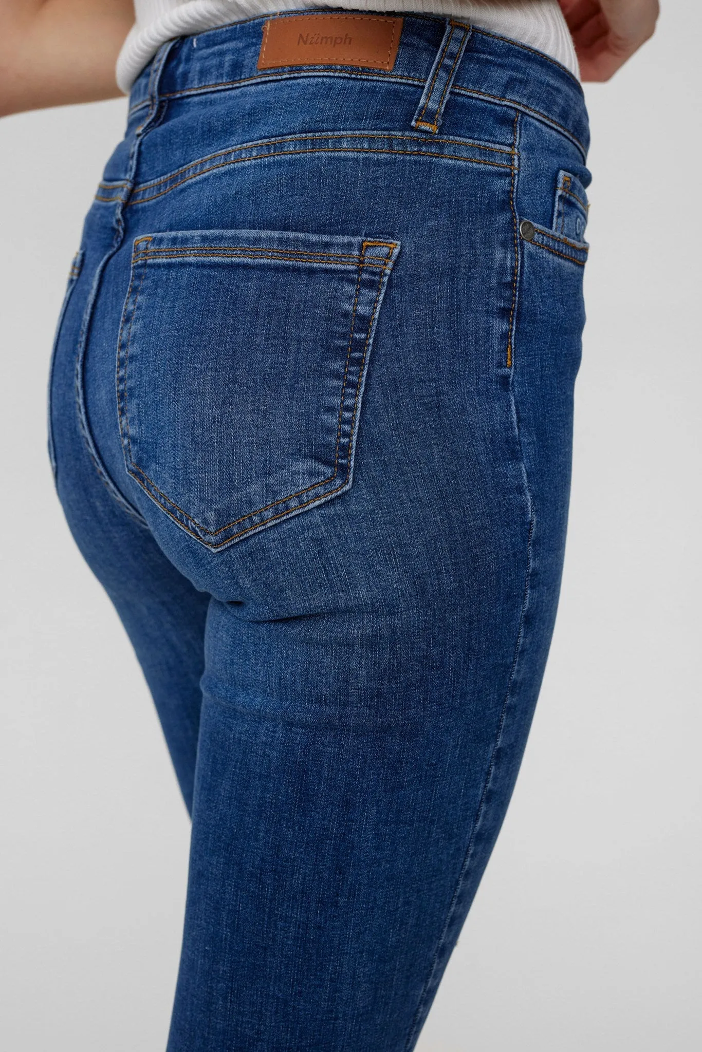 NUSIDNEY CROPPED JEANS - Medium Blue Denim