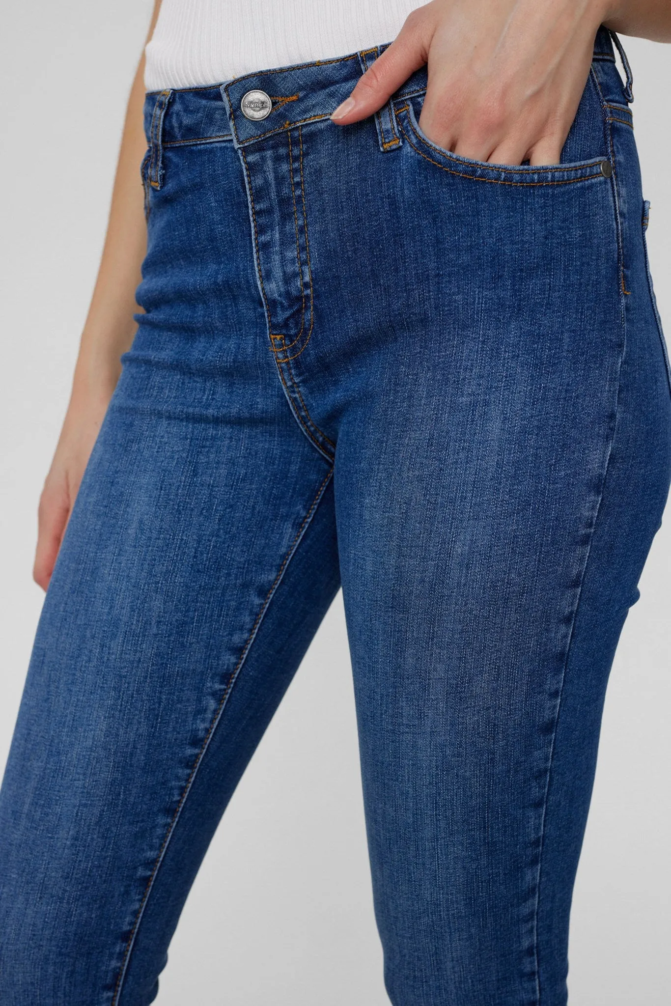 NUSIDNEY CROPPED JEANS - Medium Blue Denim