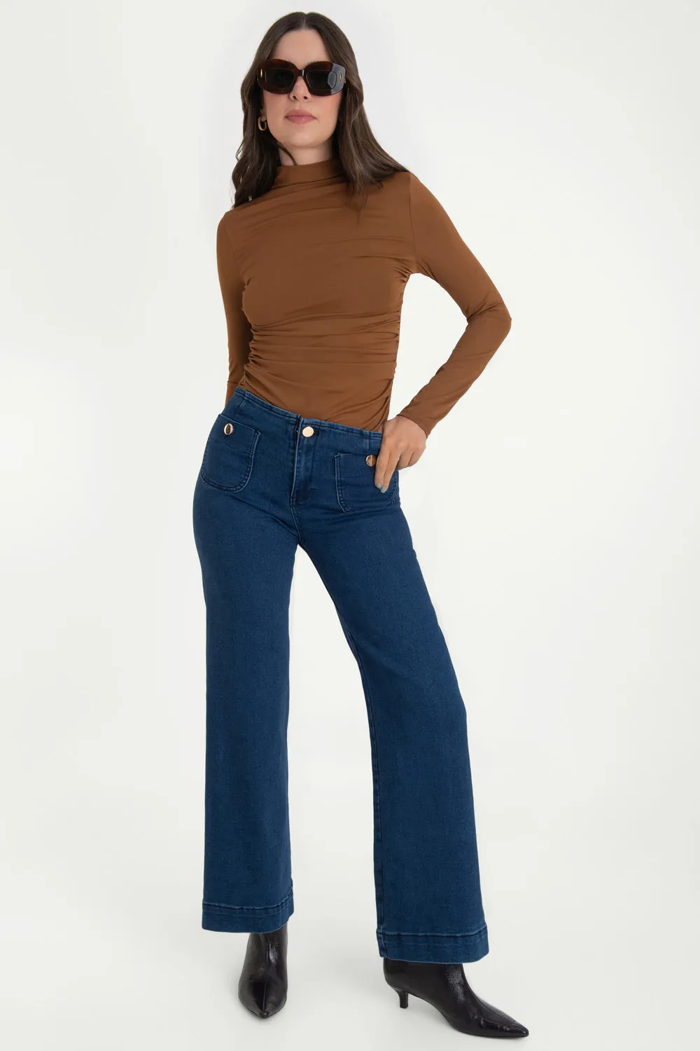 Pantalón de denim cropped flare bolsillos con botón