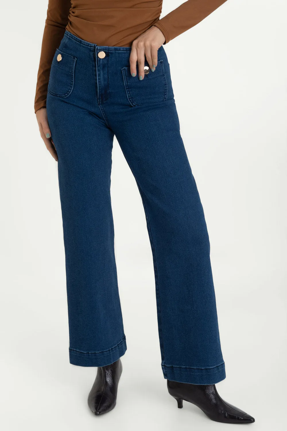 Pantalón de denim cropped flare bolsillos con botón
