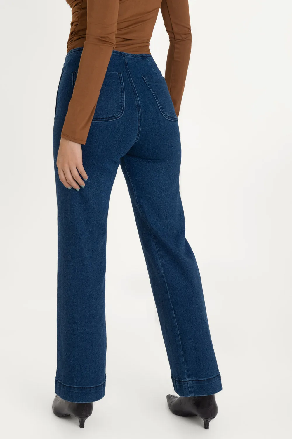 Pantalón de denim cropped flare bolsillos con botón