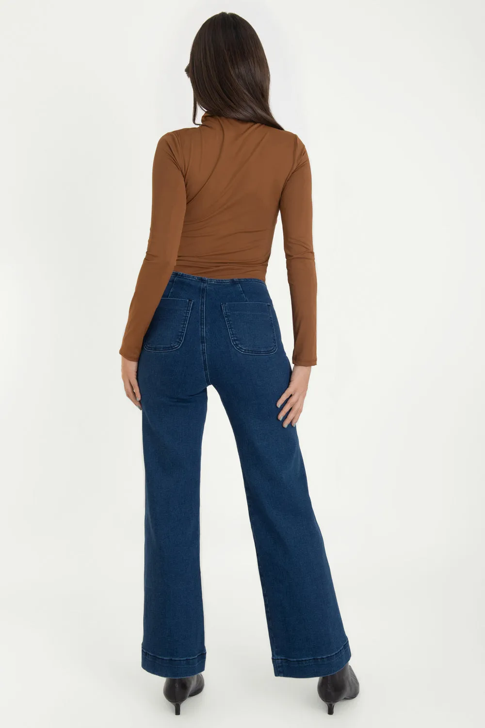 Pantalón de denim cropped flare bolsillos con botón